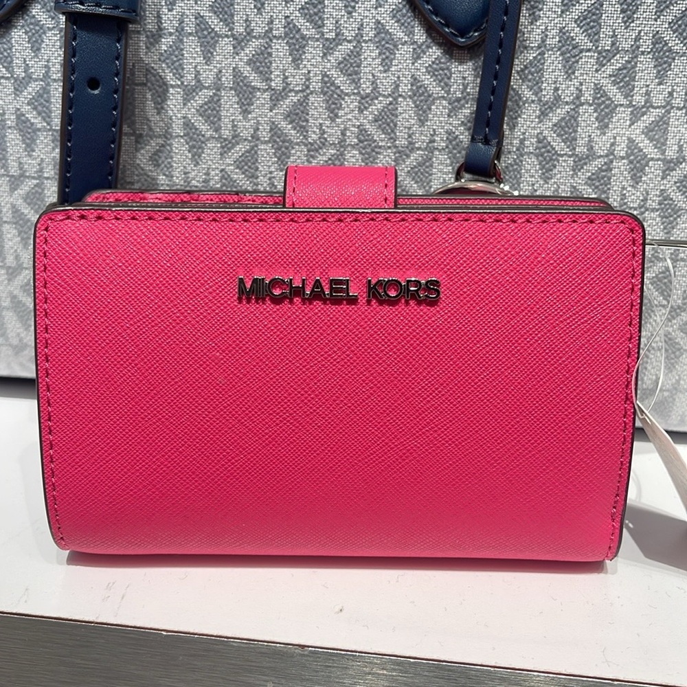Michael Kors Medium Saffiano Leather Bifold Wallet
NWT
Dragonfruit - Picture 4 of 16